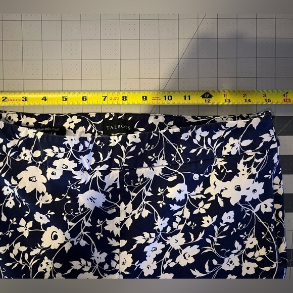 Talbots Cotton Blend Chatham Navy Floral Ankle Pants -8P- GUC - Picture 5 of 5